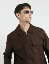 Campera Harrington de gamuza en color marrón, con cierre frontal, cuello clásico y bolsillos laterales con solapa.