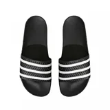 Ojotas Adidas modelo Adilette, color negro con las tres bandas características de la marca en color blanco sobre la banda superior. Diseño ergonómico con suela moldeada para mayor comodidad.