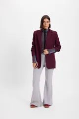 Blazer de corte sastrero en color marrón chocolate, con solapas clásicas, cierre frontal de un botón y bolsillos laterales con solapa.