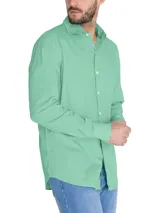 Camisa de manga larga color verde agua, con cuello italiano y logo bordado en el pecho. Confeccionada con tecnología Fresh Technology, que ofrece flexibilidad, frescura y ligereza.
