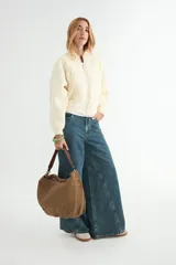 Cartera tipo hobo de gran tamaño, color marrón, con diseño holgado y correa de hombro en cuero sintético color suela.