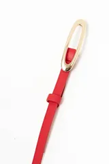 Cinturón fino rojo con hebilla ovalada dorada.