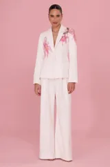 Pantalón sastrero de lino color blanco off white, de corte recto y amplio, con pinzas en la parte delantera.