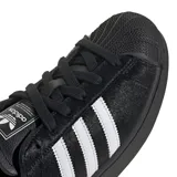Championes Adidas Superstar II de cuero negro con textura y las tres tiras laterales en blanco.