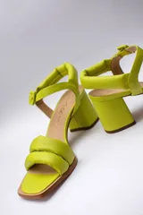 Sandalias rojas de cuero con tiras puffy y taco bajo.