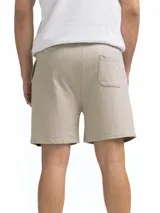 Short de felpa color negro, con cordón ajustable en la cintura y corte casual.