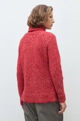 Polerón de cuello alto confeccionado en tejido buclé con textura jaspeada, de corte holgado y mangas largas con diseño raglán.