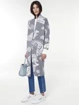 Spolverino largo gris con estampado de diseño morisco en blanco.