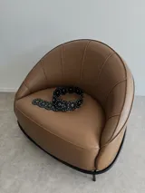 Cinturón de ecocuero negro con diseño de círculos unidos, cada uno con un ojal central grande y múltiples ojales pequeños alrededor.