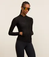 Campera deportiva Get Over en microfibra con textura, color negro, cuello tipo mao, cierre frontal con cremallera y bolsillos. Cuenta con mangas largas con abertura para el dedo en los puños.