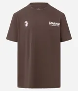 Remera masculina modelo comfort de algodón color marrón, con cuello redondo y mangas cortas. Presenta una estampa del personaje Coraje el Perro Cobarde en la espalda, con el texto "GOOD, GOOD DOG! COURAGE!".
