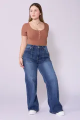 Pantalón de jean azul oscuro, corte wide leg, tiro alto y detalle de bolsillos frontales con costuras a la vista.