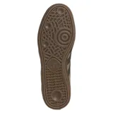 Championes Adidas modelo Handball Spezial, de diseño retro inspirado en los años 70. Confeccionados en una combinación de gamuza y cuero en tonos marrones, presentan las icónicas tres bandas laterales en un tono más oscuro, detalle de logo dorado en el lateral y suela de caucho color caramelo.