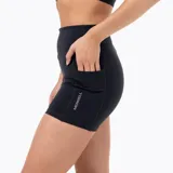 Short deportivo tipo biker de tiro alto, color negro, con bolsillos laterales y logo de la marca Merrell estampado en el lateral. Confeccionado en tejido técnico elástico con acabado suave al tacto y tecnología de secado rápido.