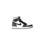 Championes Jordan 1 Retro High, modelo Dark Mocha, de caña alta con paneles de cuero blanco, negro y detalles en marrón oscuro en el talón y el cuello.