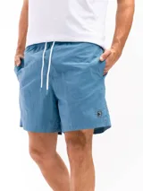 Short de baño negro de taslon de secado rápido, con moldería clásica, cintura elástica con cordón blanco para ajuste y un pequeño parche cuadrado con una letra 'F' en la parte inferior izquierda.