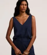 Musculosa de viscosa azul marino con escote en pico y corte recto.