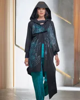 Túnica negra de gabardina de lana con capucha y estampado artesanal.