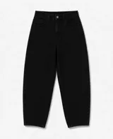 Jean estilo barrel de corte oversize en color negro, con diseño estructurado de silueta curva y tiro alto.