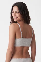 Soutien tipo top color gris melange, confeccionado en tejido acanalado con detalles de puntilla en el escote y la base. Cuenta con tirantes finos regulables.