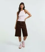 Musculosa básica de Blue Steel, confeccionada en tejido rib de algodón con textura acanalada. Presenta cuello redondo y diseño ajustado sin estampas.