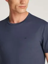 Remera de hombre Calvin Klein color azul marino, de corte regular, cuello redondo y manga corta. Presenta un pequeño logo de la marca bordado en el pecho.