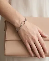 Pulsera de eslabones ovalados de acero con acabado torneado y textura sutil.