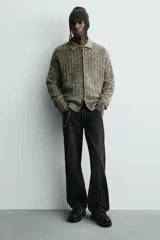 Zapato de cordones tipo derby, color negro, con capellada de cuero, horma redonda y suela con volumen. Presenta detalle de pespuntes blancos a contraste.