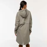 Parka larga color caqui, con capucha, cierre frontal con cremallera y bolsillos laterales.