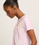 Remera deportiva Get Over de microfibra color rosado, con cuello redondo, mangas cortas y estampa de ondas contrastantes en el frente. Confeccionada con poliéster y elastano.