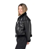 Campera de cuero sintético negro con interior y detalles de piel sintética al tono. Presenta cierre frontal metálico, bolsillos frontales con solapa y diseño de corte recto.