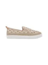 Alpargatas tipo slip-on Hush Puppies, color beige, con capellada de tejido de yute y diseño calado. Presenta una suela blanca de caucho termoplástico con detalle de yute trenzado en el borde.