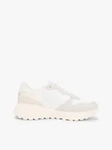 Zapatillas de estilo runner Tommy Jeans Cleated Runner Suede Mix, en color blanco y gris con suela track. Confeccionadas con una combinación de textil, gamuza y material sintético.