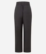 Pantalón pantalona de poliéster color gris oscuro, con cintura alta, corte amplio, pliegues frontales, trabillas y cinturón fino.