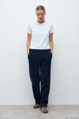 Pantalón jogger de corte recto y tiro medio, confeccionado en tejido acanalado de color azul marino, con cintura elástica.