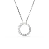 Collar plateado con dije circular adornado con circonitas blancas y una perla blanca en la parte superior. La cadena es fina y ajustable.