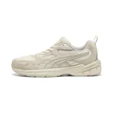 Championes Puma Milenio Tech 2000 SD color arena, con diseño inspirado en el running de los años 2000. Combinan paneles de malla y superposiciones de material sintético y gamuza, con la clásica franja Formstrip en los laterales y detalles plateados.