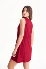 Vestido corto negro sin mangas, de corte recto y holgado, con cuello redondo y bolsillos laterales invisibles.