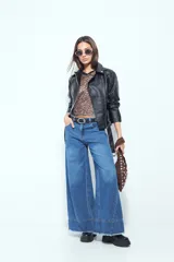 Remera de estilo deportivo con cuello en V y mangas cortas amplias. Presenta un diseño de rayas verticales en tonos marrones, blancos y líneas finas en fucsia, confeccionada en tejido de red.