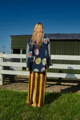 Camisa holgada de corte clásico con cuello solapa y abotonada, con estampado de flores bordadas.