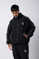 Campera deportiva negra con cierre frontal, capucha ajustable y detalles de líneas blancas en las mangas. Presenta el logo de la marca bordado en el pecho.