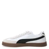 Championes Puma modelo Club II Era, de diseño retro con capellada en combinación de cuero y gamuza. Presentan el logo de la marca en dorado en el lateral, la icónica franja lateral en contraste blanco y una suela de goma color caramelo con textura.