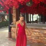 Vestido largo rojo de microtul, con breteles finos, escote en V y fruncido en el busto.