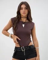 Body de color marrón, con cuello redondo, sin mangas y corte de pierna alto.
