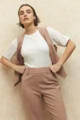 Conjunto sastrero negro compuesto por un chaleco con escote en V y pantalón de vestir de corte recto y tiro alto.