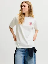 Remera blanca de manga corta, con corte holgado y diseño liso, cuenta con un pequeño estampado en el pecho con la leyenda "Coffee Club".
