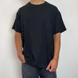 Remera de lino color negro, de corte regular y cuello redondo, con textura tejida ligera.