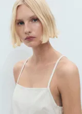 Vestido corto de algodón estilo denim, con escote recto, tirantes finos y cierre de cremallera lateral.