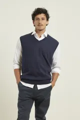 Chaleco de punto negro con cuello en V y ribete en el bajo.