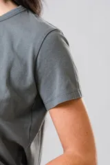 Remera de algodón de corte clásico, cuello redondo y mangas cortas, en color gris.